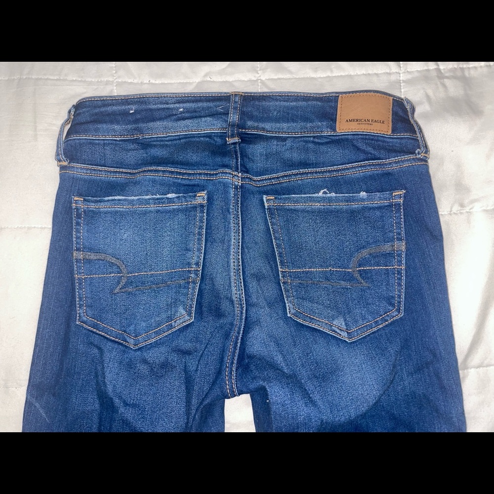 American Eagle Size 4 jeans. Super stretch and low rise.